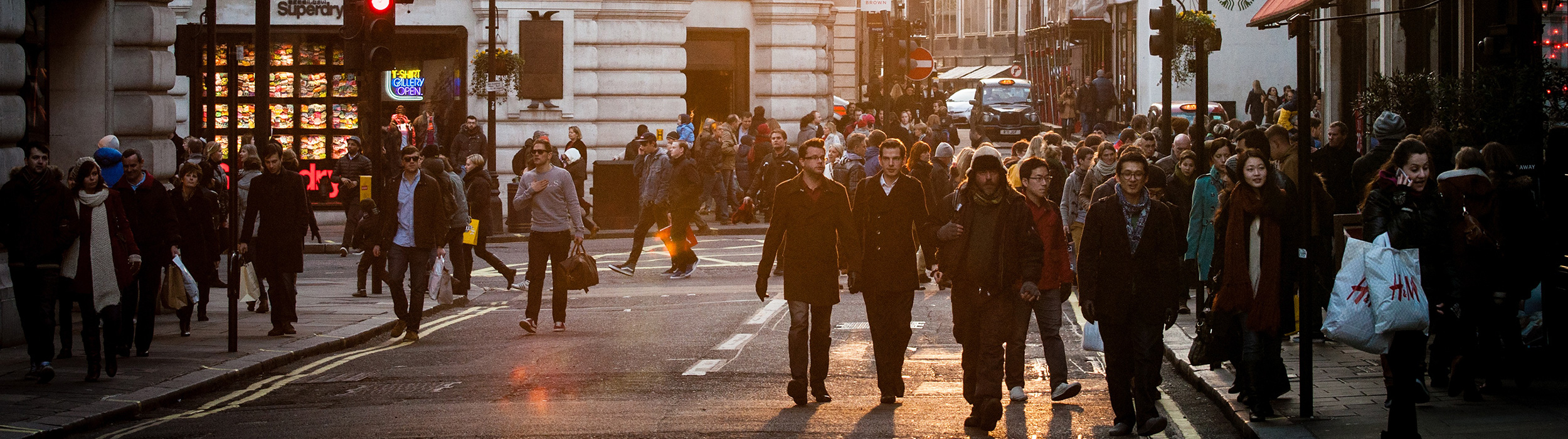 Eine Straße mit sehr vielen Personen auf der Straße